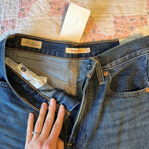 Ribcage Wide Leg Levi’s Cropped - Picture 2 of 11